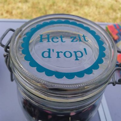 Glazen wekpot met dropjes