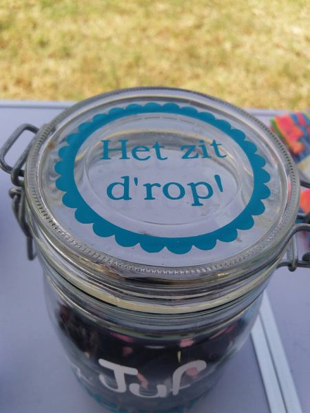 Glazen wekpot met dropjes